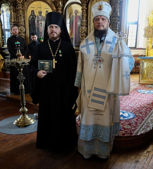 владыка Сергий вручил  медаль святителя Митрофана, первого епископа Воронежского III степени — настоятелю Серафимо-Саровского мужского монастыря игумену Тихону (Комарову)