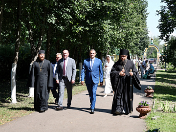 10 июля 2026 года мужской монастырь преподобного Серафима Саровского посетили депутат Государственной Думы от Воронежской области С. В. Чижов и депутат Воронежской областной Думы В. О. Падина.