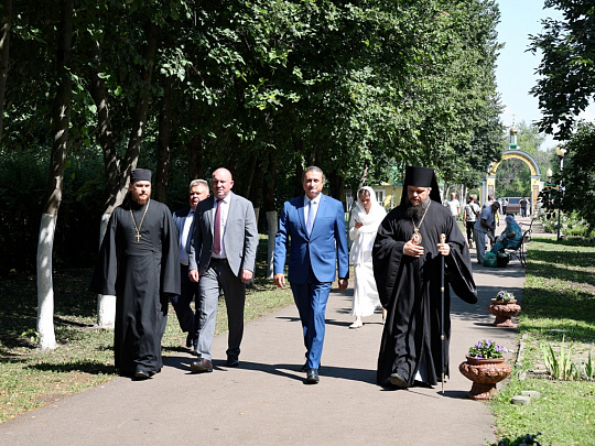 10 июля 2026 года мужской монастырь преподобного Серафима Саровского посетили депутат Государственной Думы от Воронежской области С. В. Чижов и депутат Воронежской областной Думы В. О. Падина.
